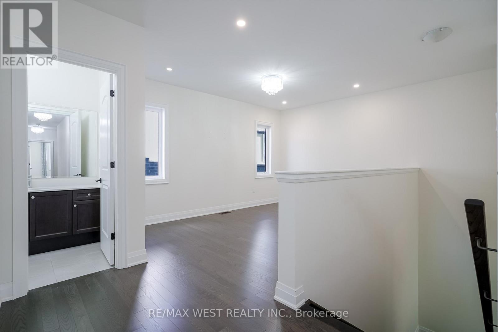 Photo 48 of 106 Silk Twist Drive, East Gwillimbury ON
