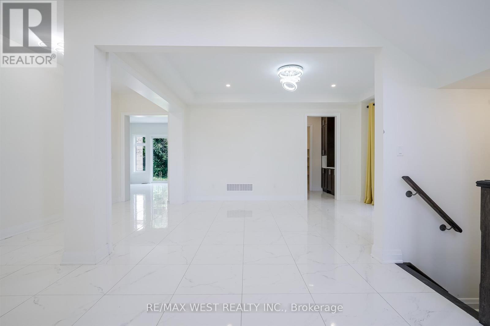 Photo 9 of 106 Silk Twist Drive, East Gwillimbury ON