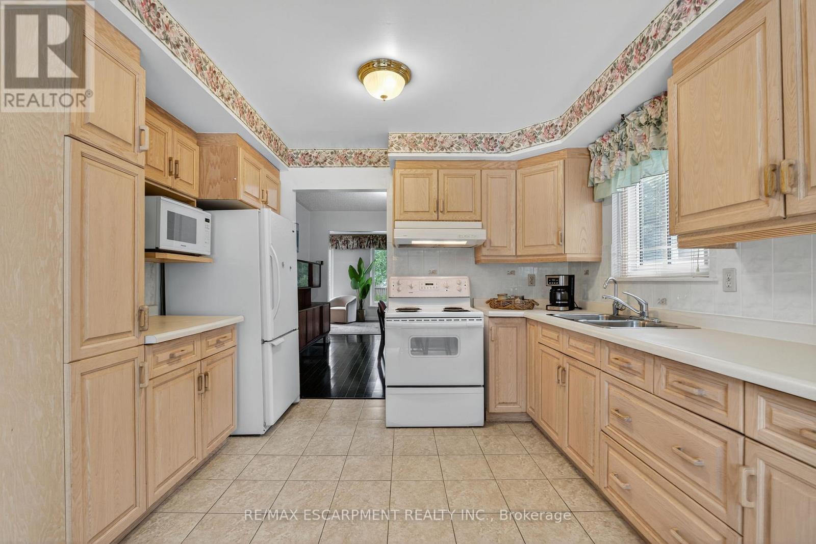 Photo 12 of 3084 Parkgate Crescent, Burlington ON