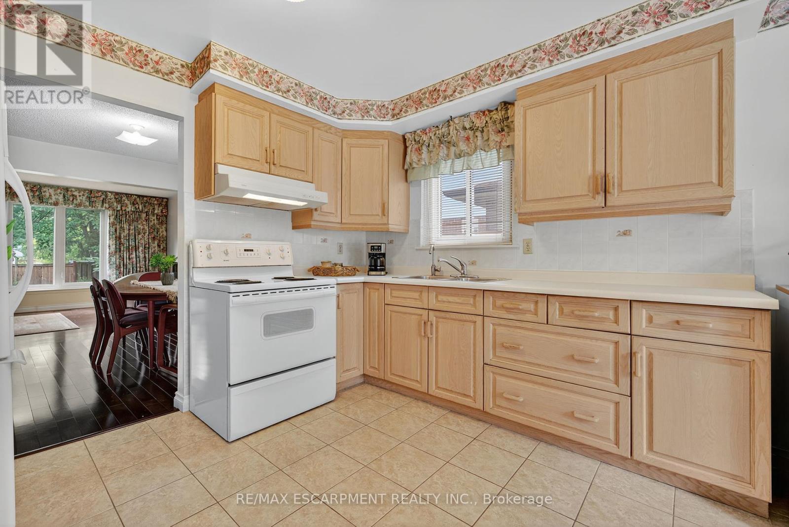 Photo 13 of 3084 Parkgate Crescent, Burlington ON