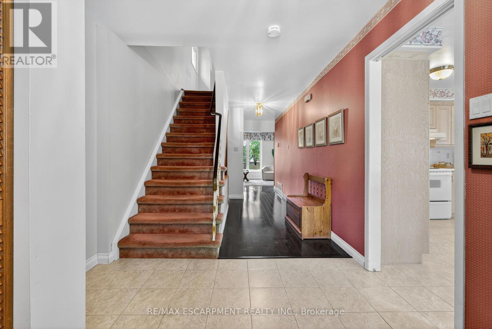 Photo 8 of 3084 Parkgate Crescent, Burlington ON