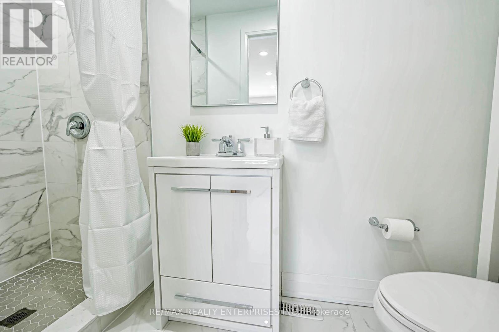 Photo 7 of 37 6679 Shelter Bay Road, Mississauga ON