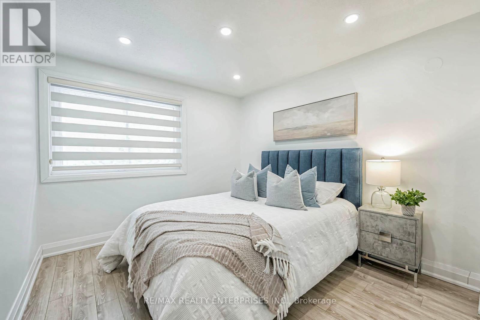 Photo 1 of 37 6679 Shelter Bay Road, Mississauga ON