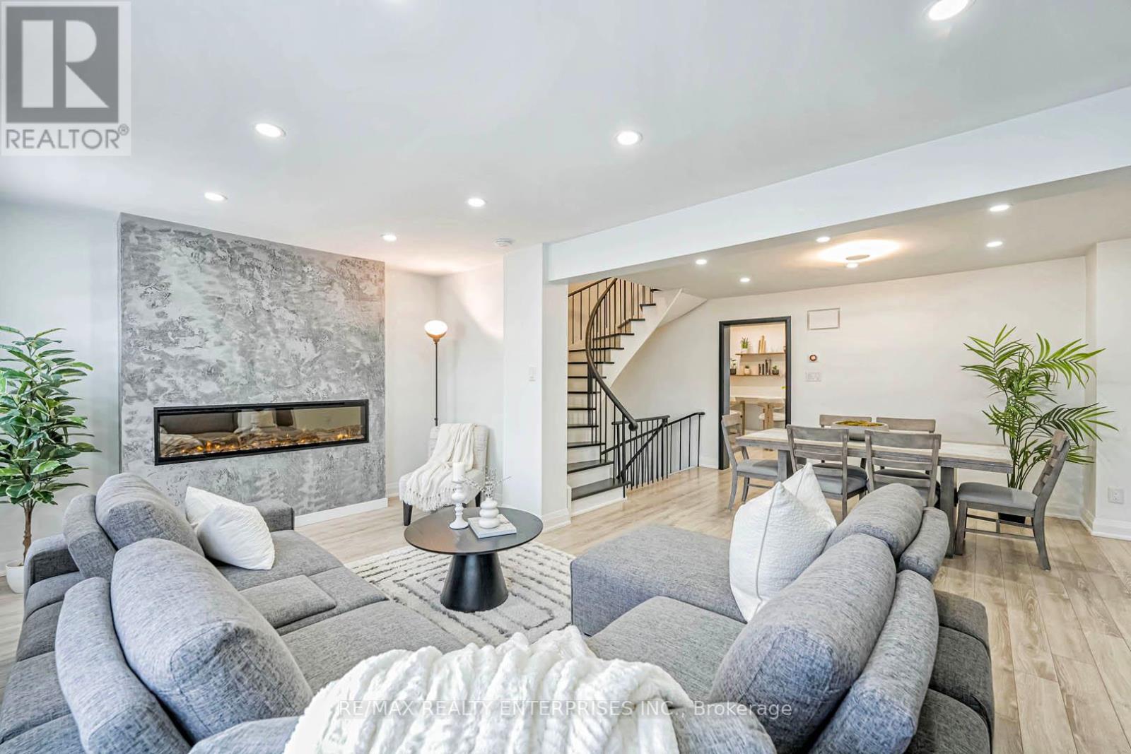 Photo 4 of 37 6679 Shelter Bay Road, Mississauga ON