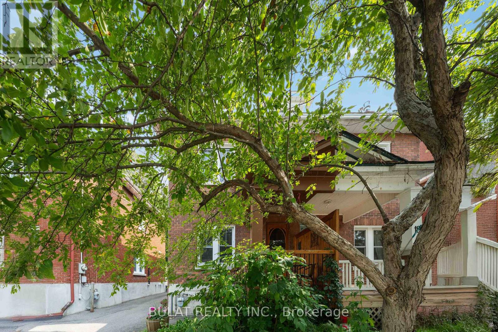 Beautiful solid brick semi