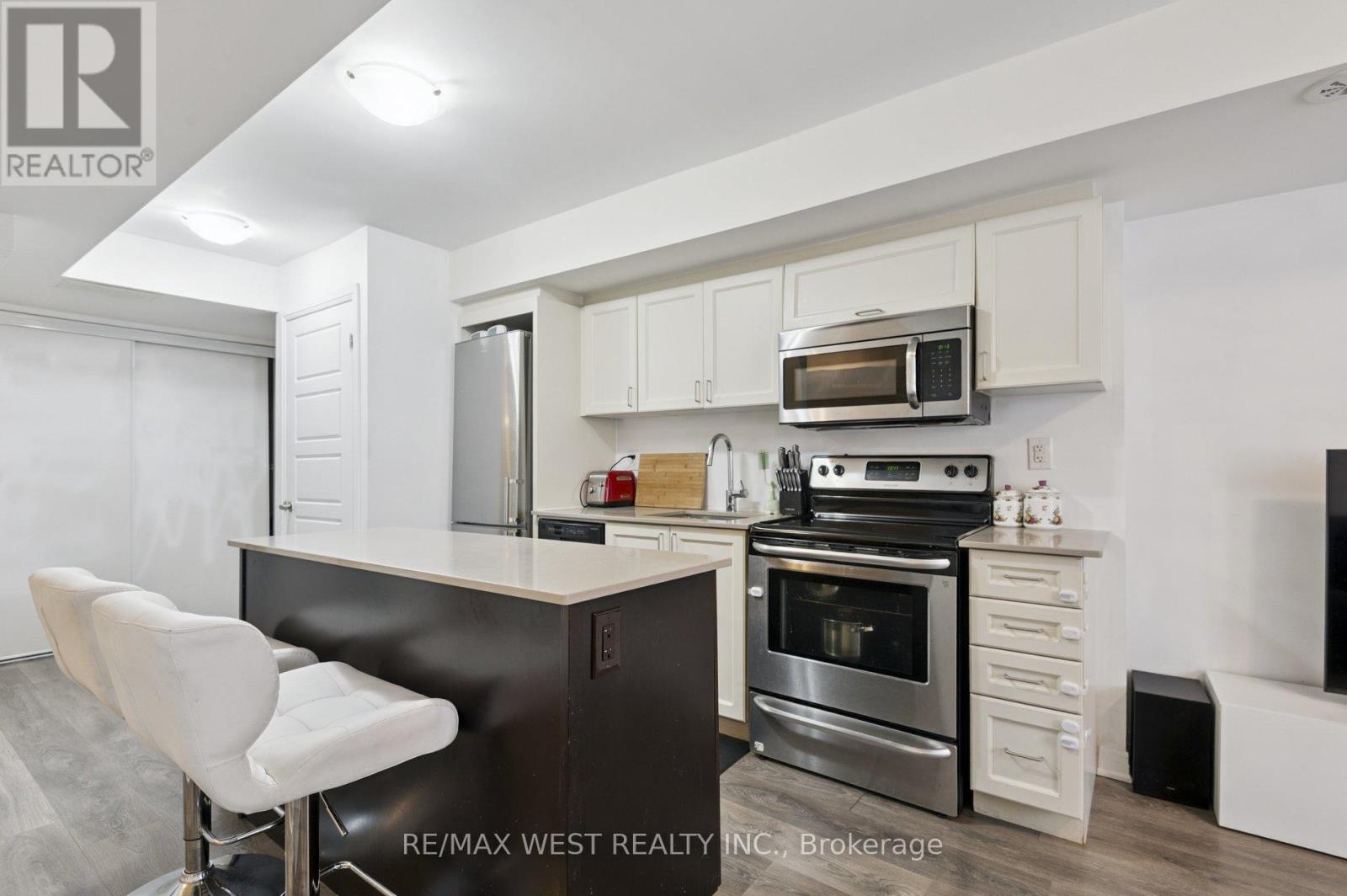 Photo 8 of 10 187 William Duncan Road, Toronto ON