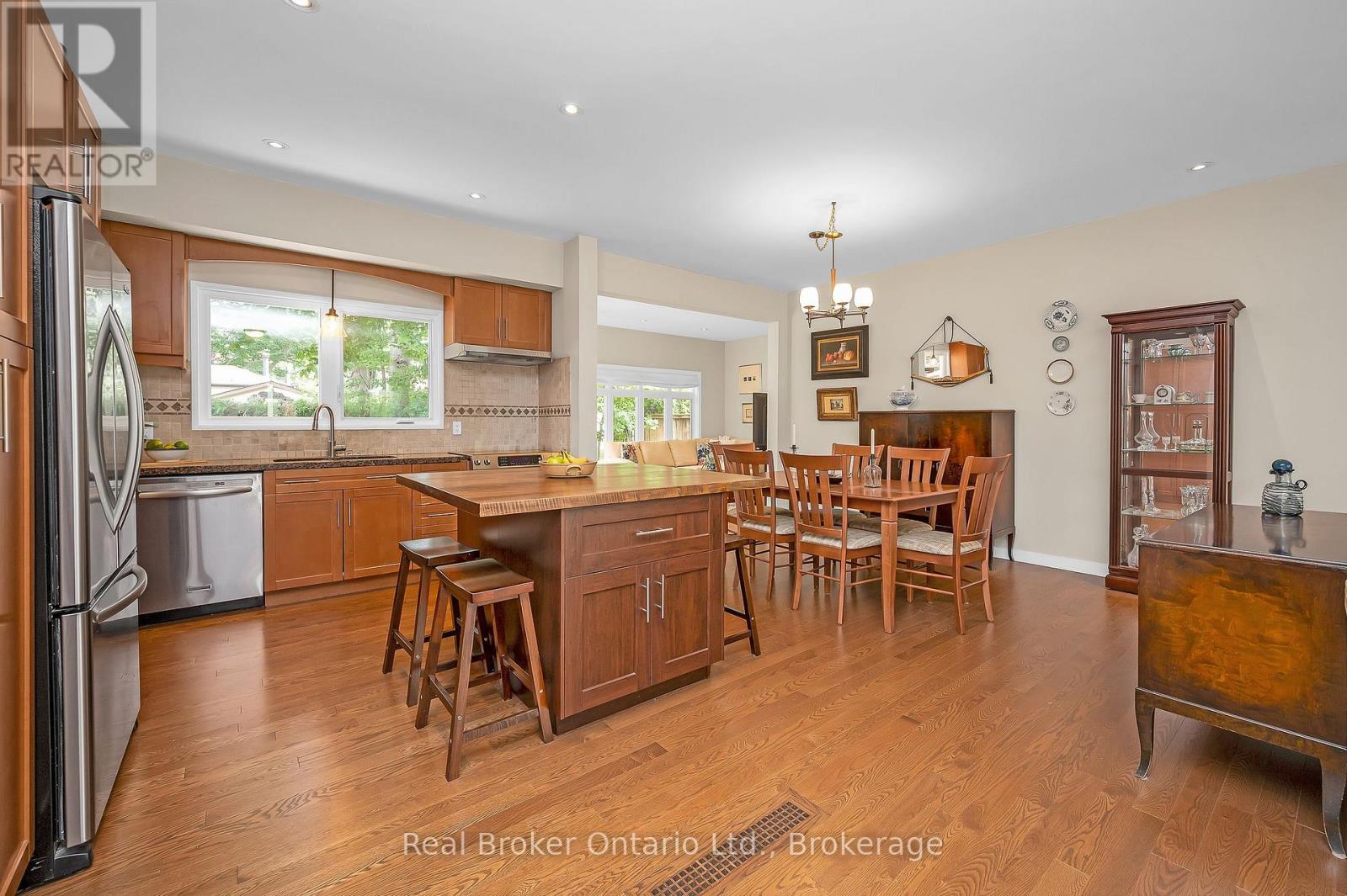 Photo 8 of 285 Surrey Drive, Oakville ON