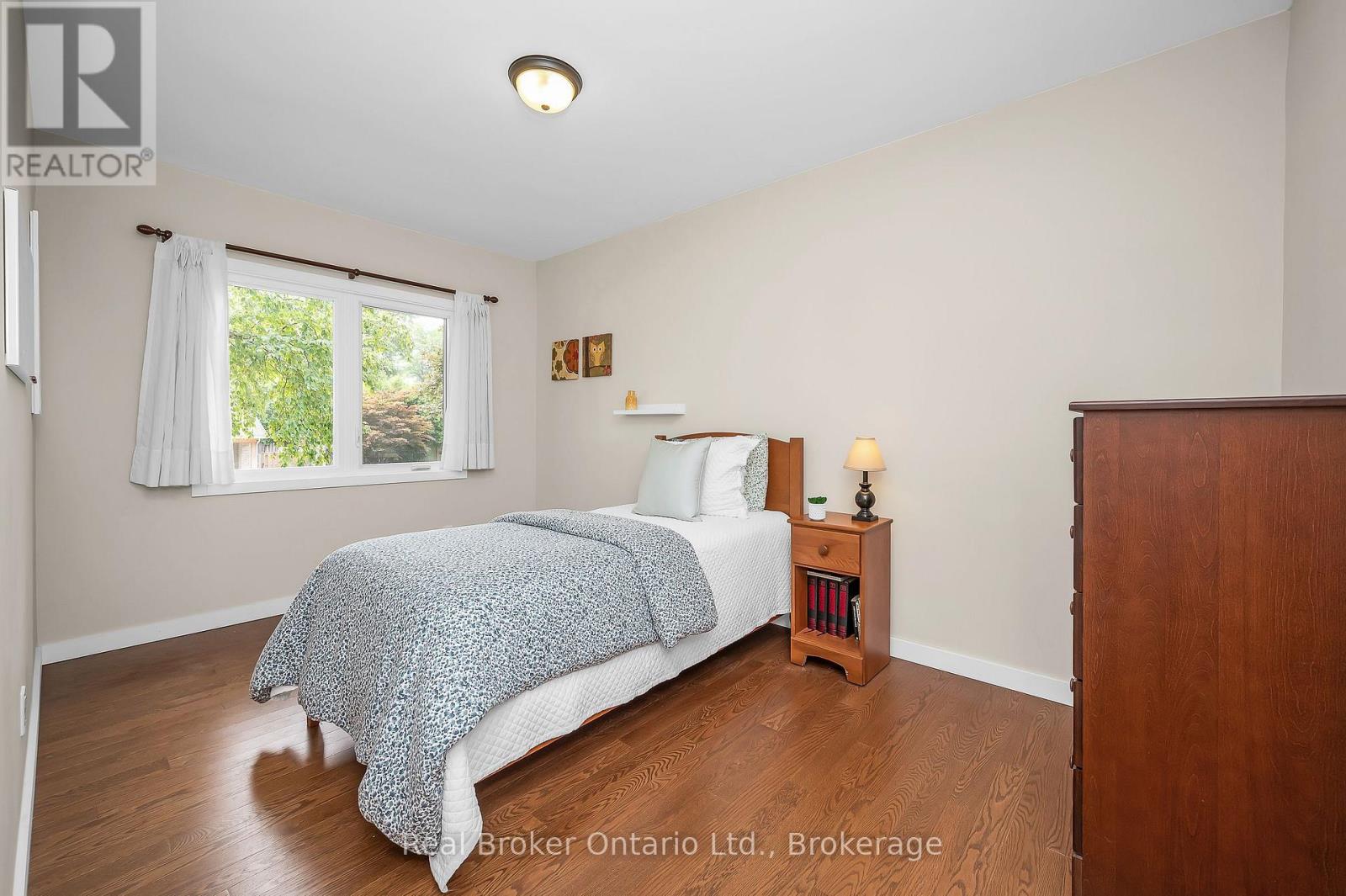 Photo 32 of 285 Surrey Drive, Oakville ON
