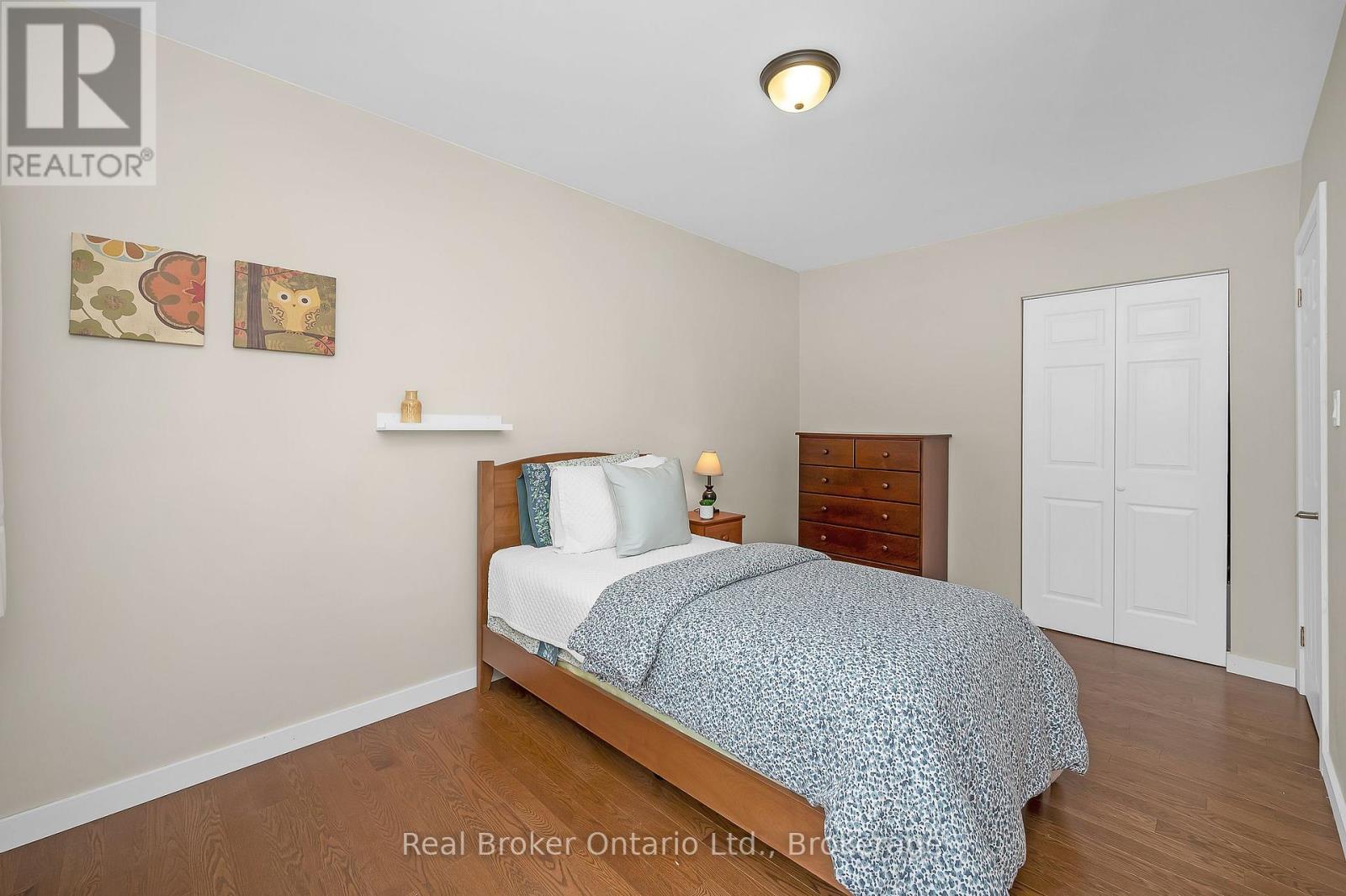 Photo 13 of 285 Surrey Drive, Oakville ON