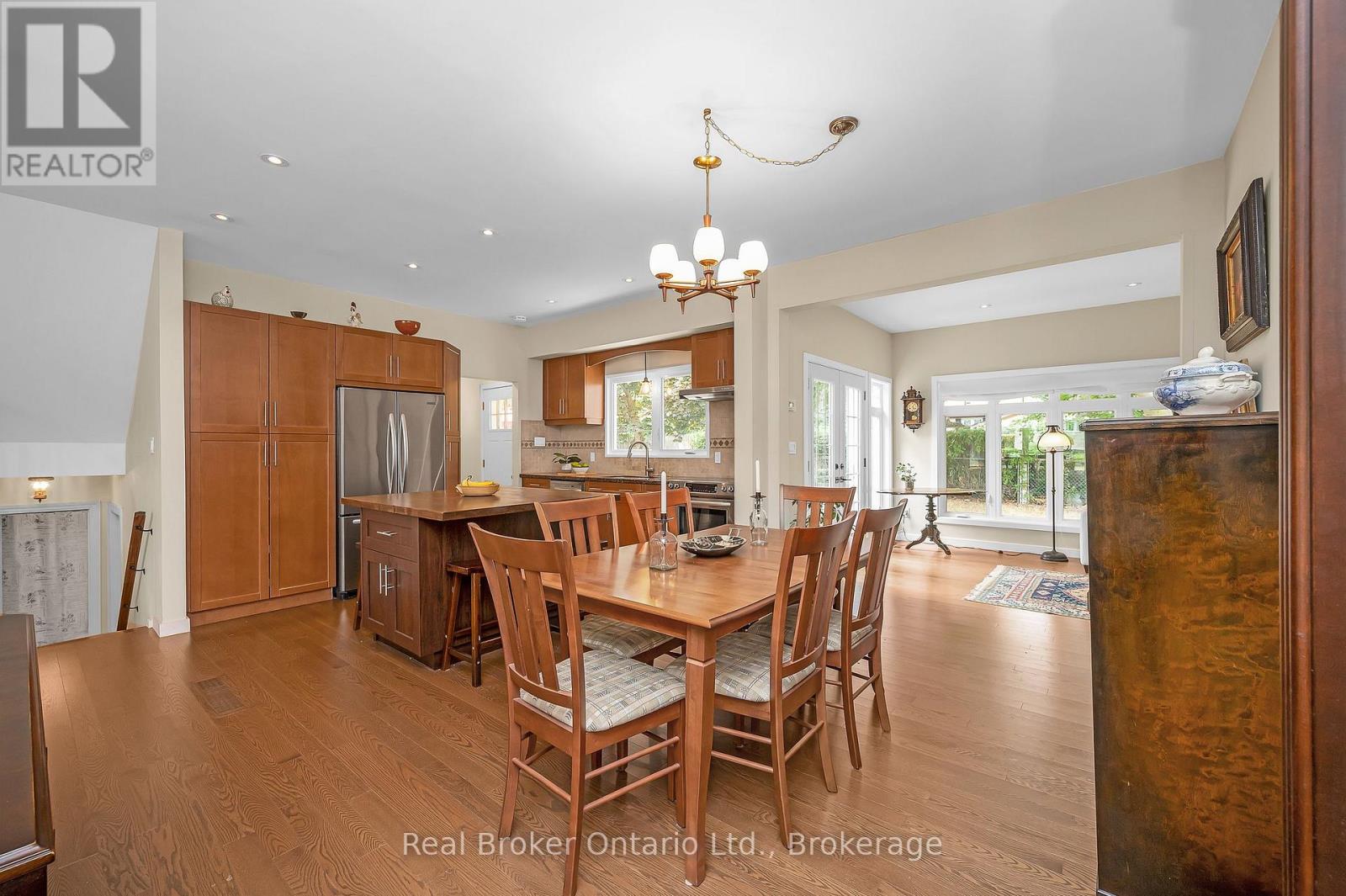 Photo 5 of 285 Surrey Drive, Oakville ON