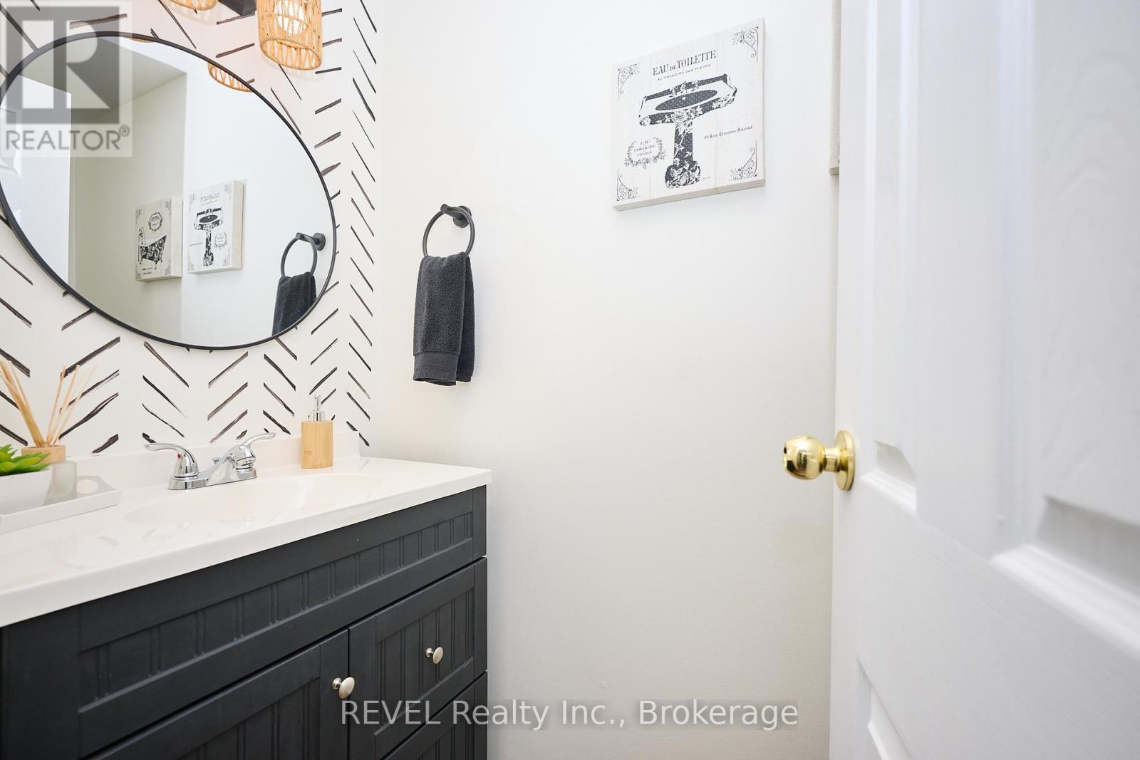 Photo 14 of 30 242 Lakeport Road, St Catharines ON