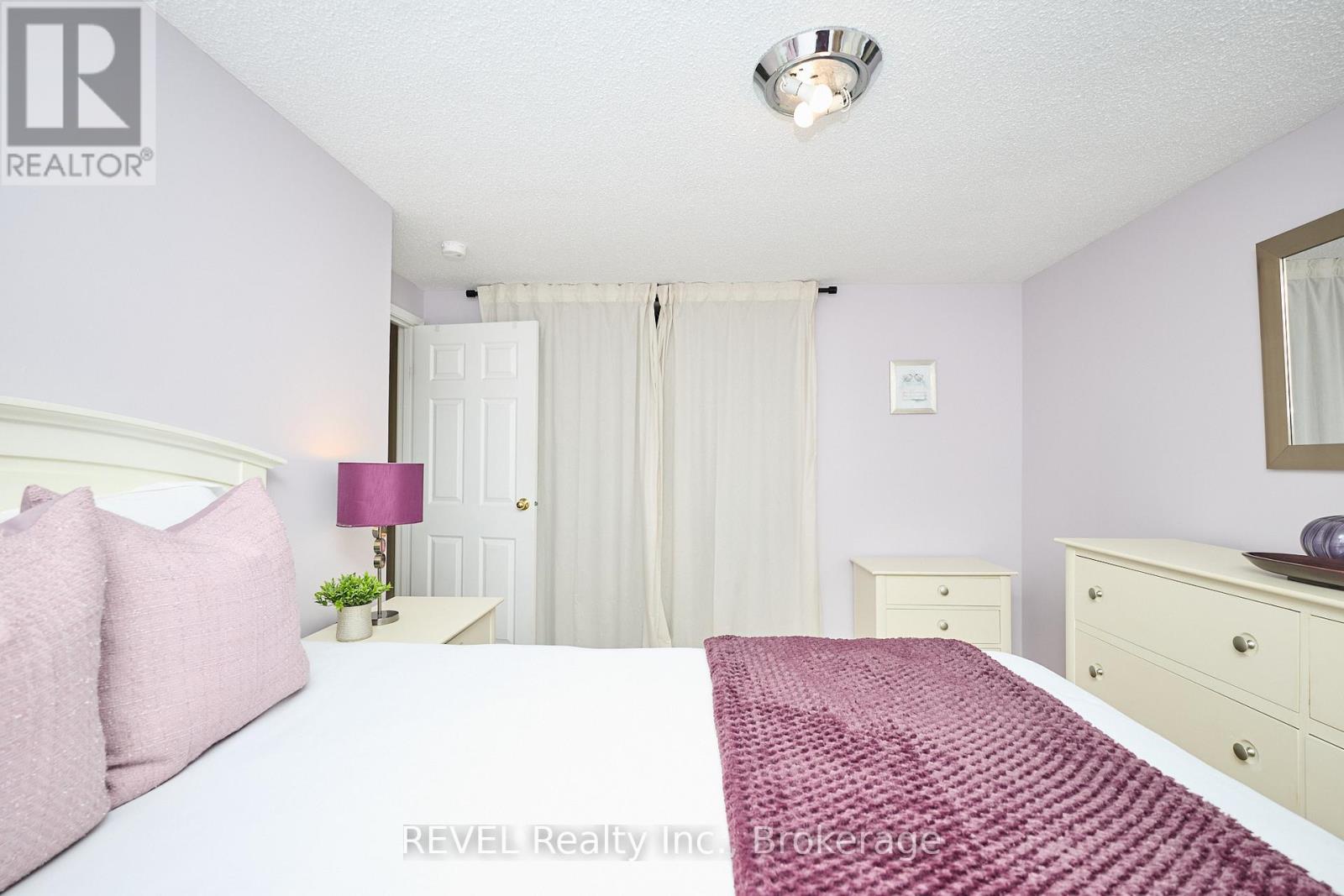 Photo 9 of 30 242 Lakeport Road, St Catharines ON