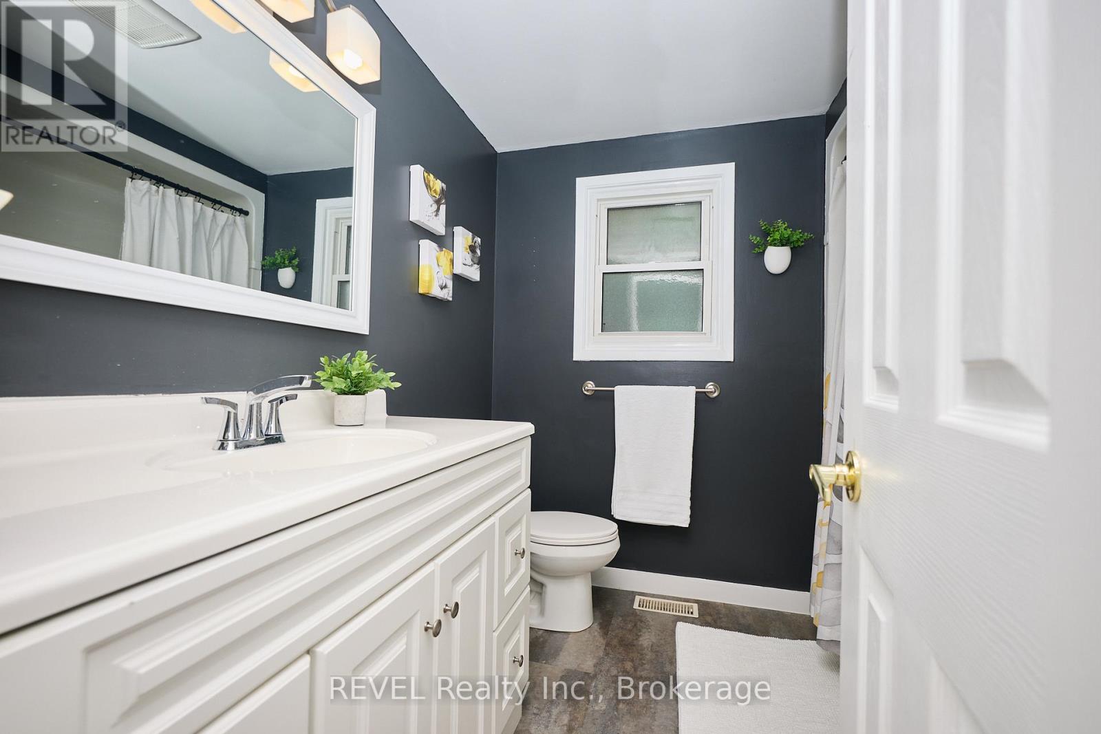 Photo 24 of 30 242 Lakeport Road, St Catharines ON