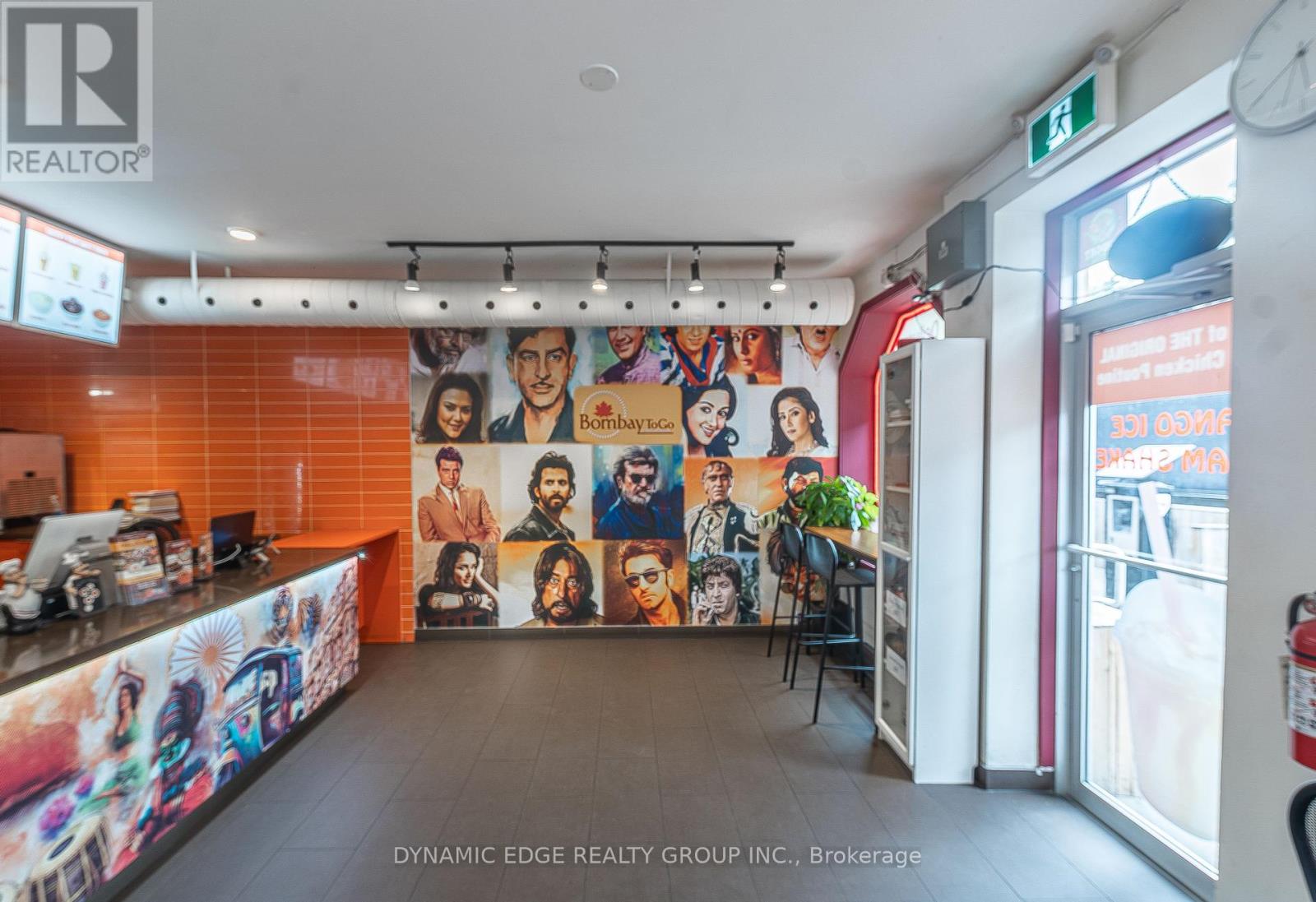 Photo 3 of 59 Lakeshore Road E, Mississauga ON