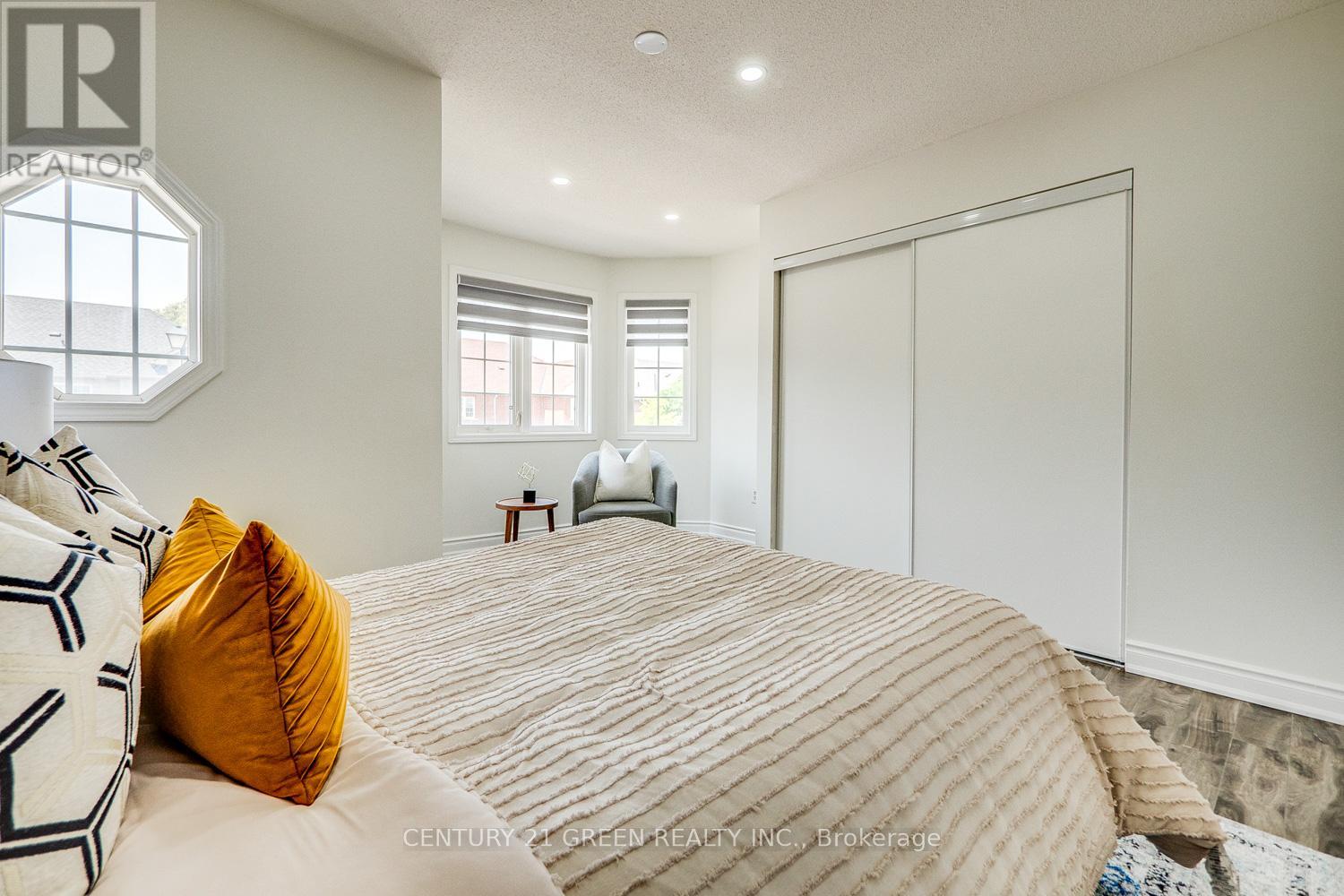 Photo 5 of 255 Fasken Court, Milton ON