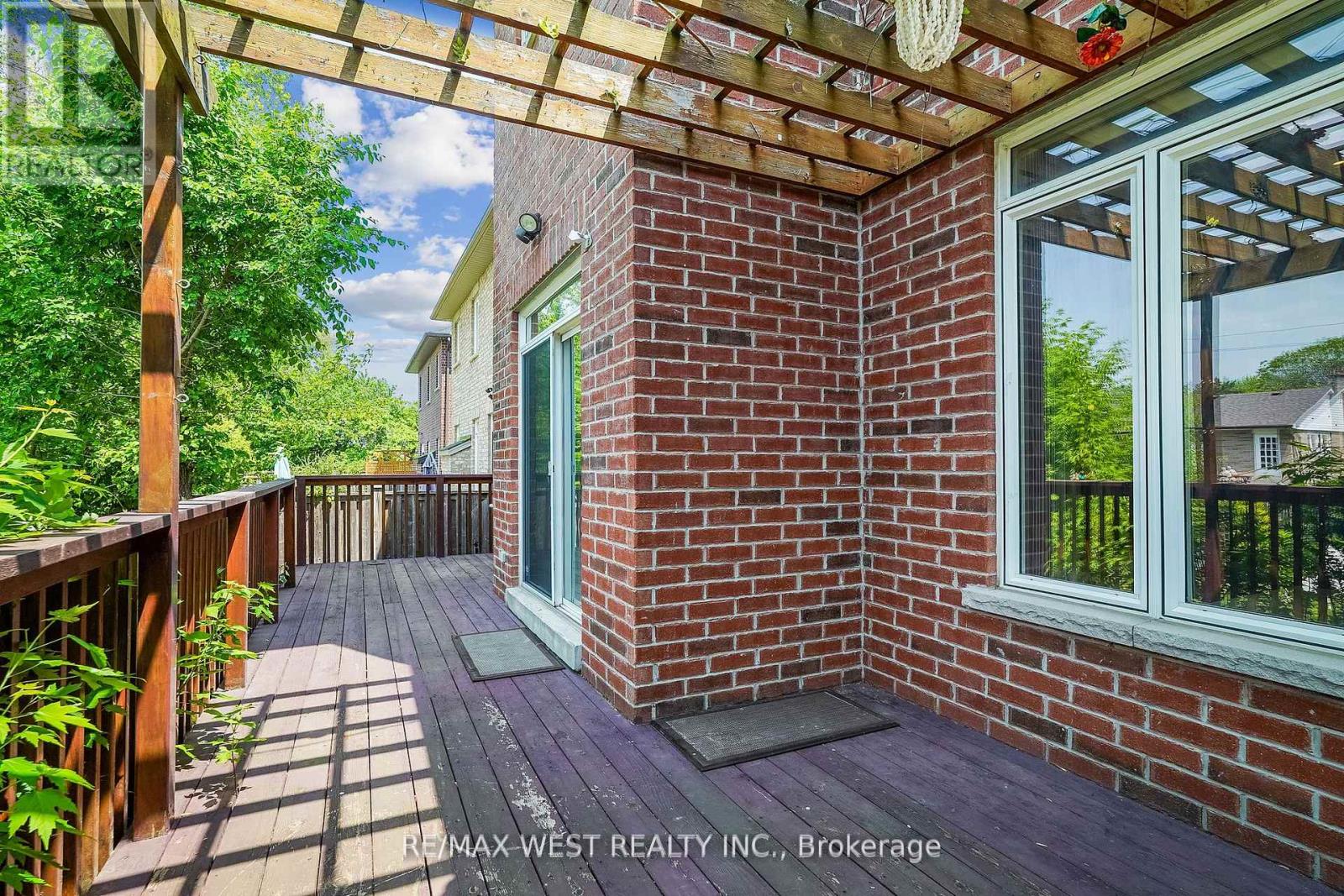 Photo 5 of 160 Townsgate Drive, Vaughan ON