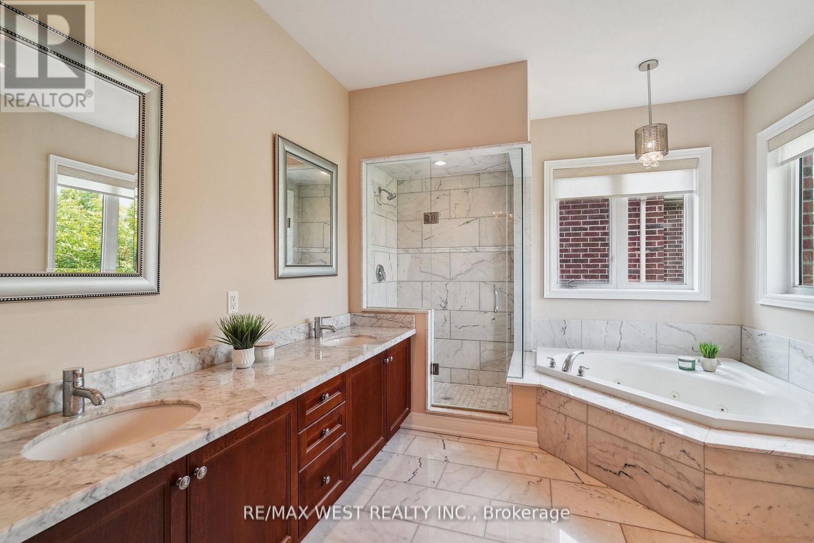 Photo 3 of 160 Townsgate Drive, Vaughan ON