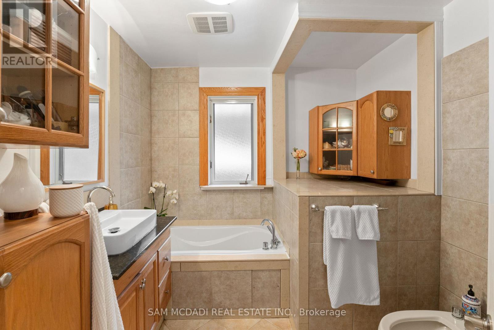 Photo 15 of 1300 Twin Oaks Dell, Mississauga ON
