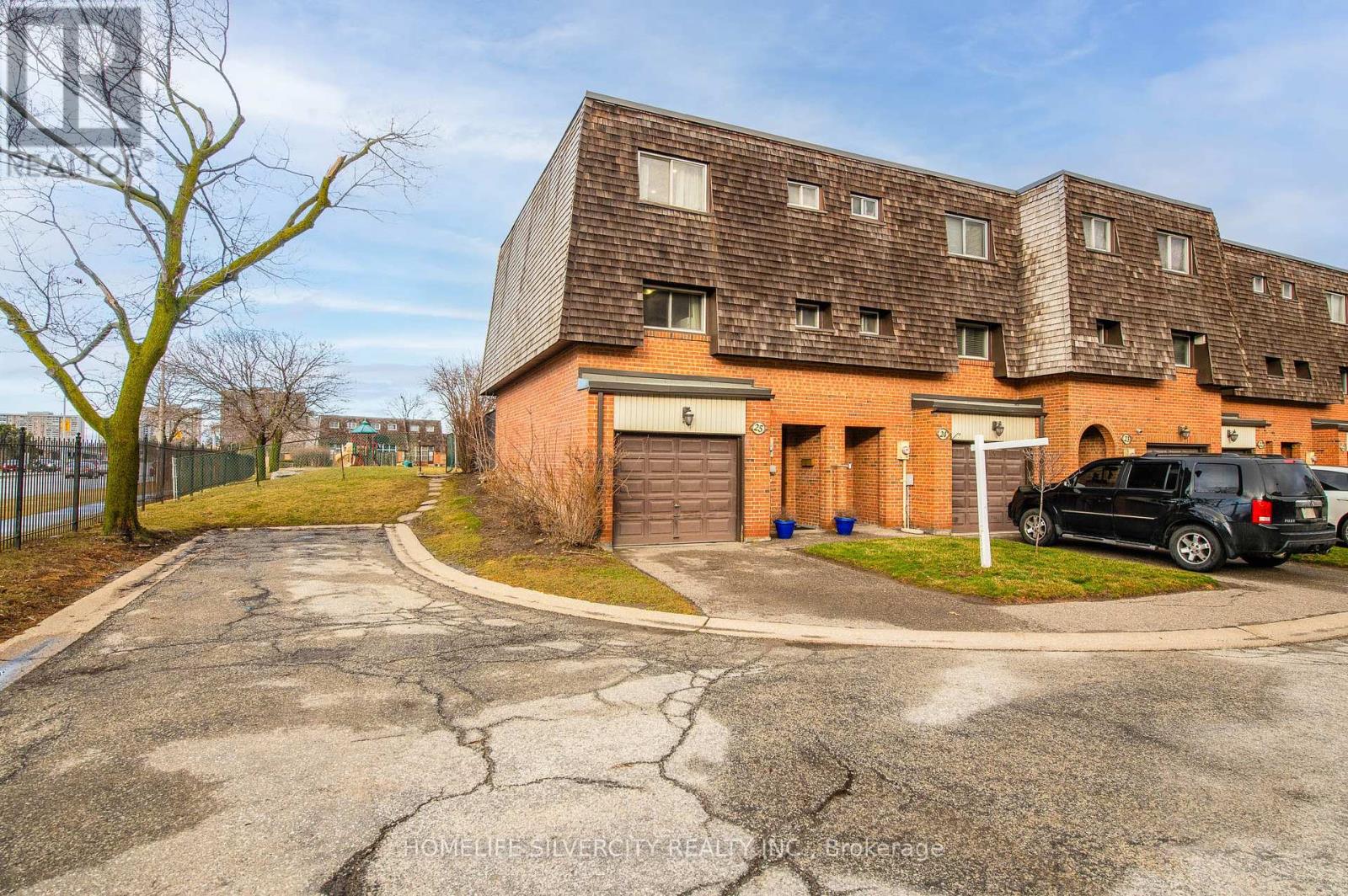 Photo 2 of 25 Briar Path, Brampton ON