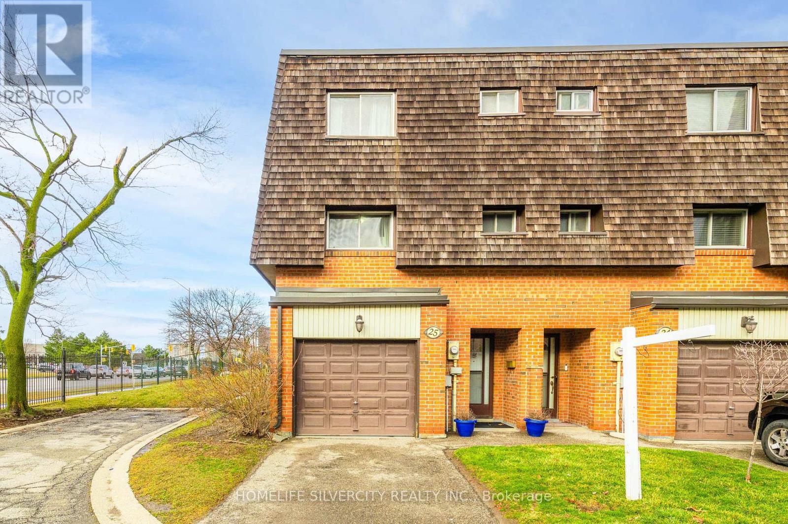 Photo 3 of 25 Briar Path, Brampton ON