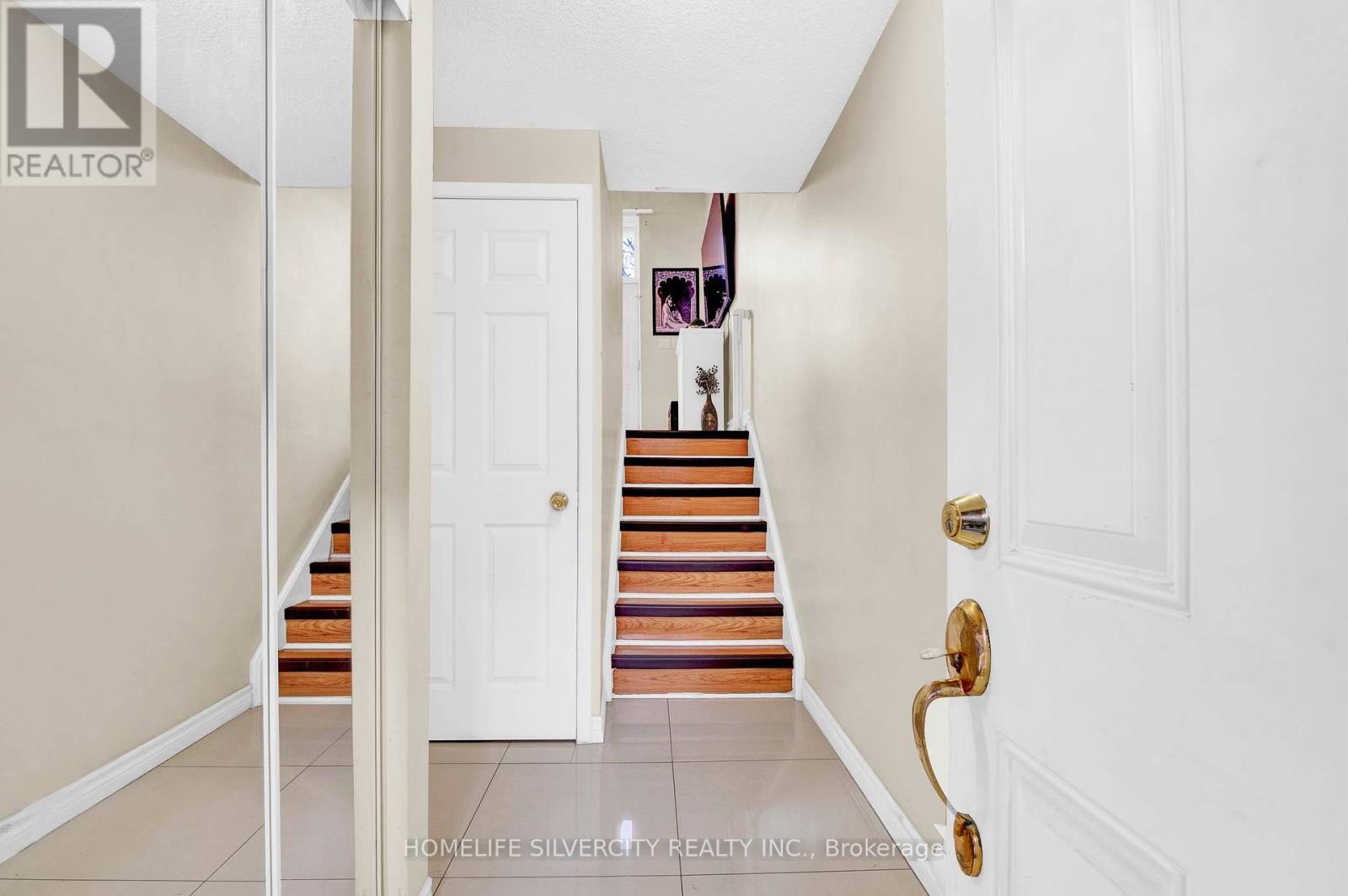 Photo 5 of 25 Briar Path, Brampton ON