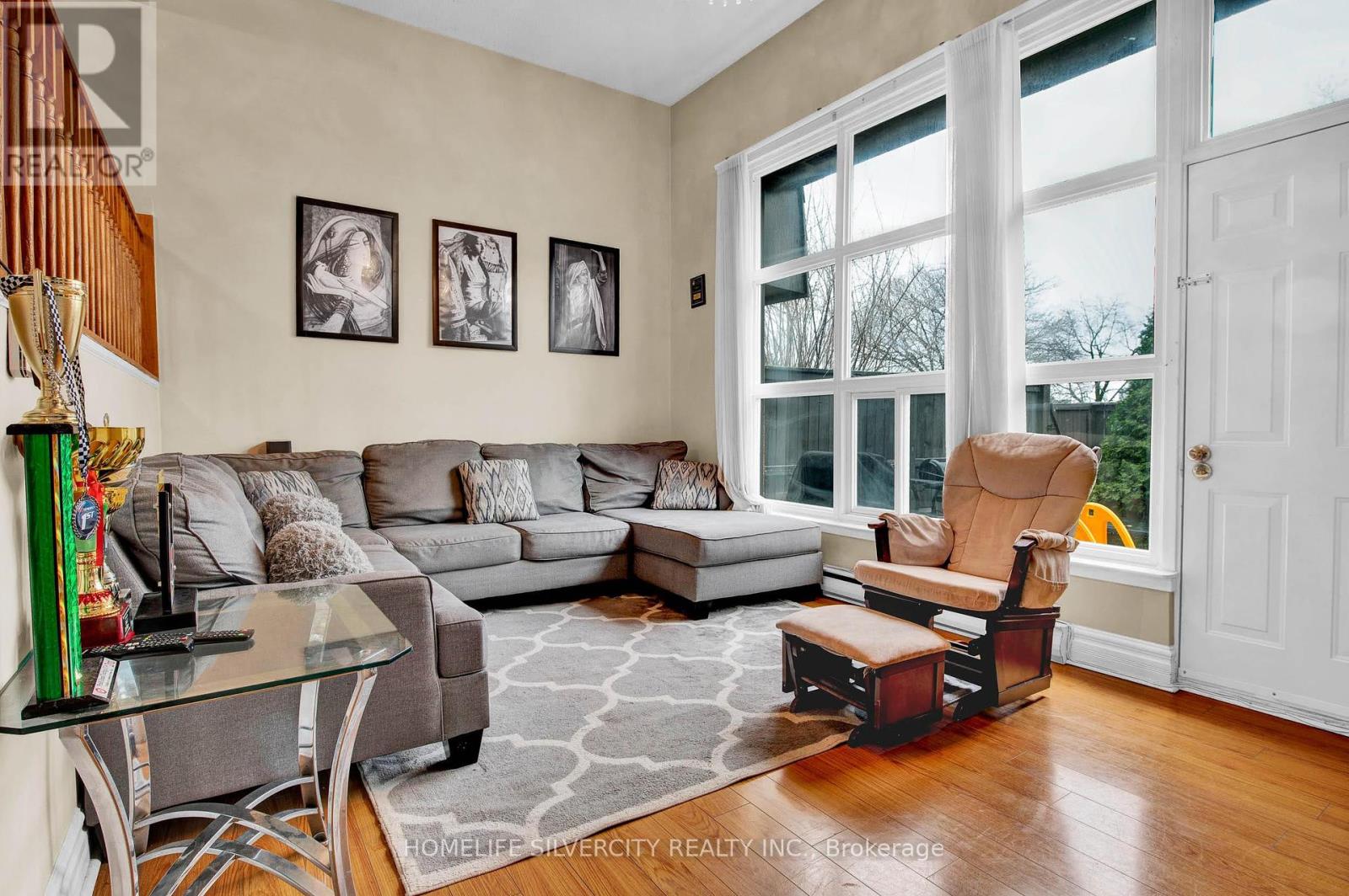 Photo 8 of 25 Briar Path, Brampton ON