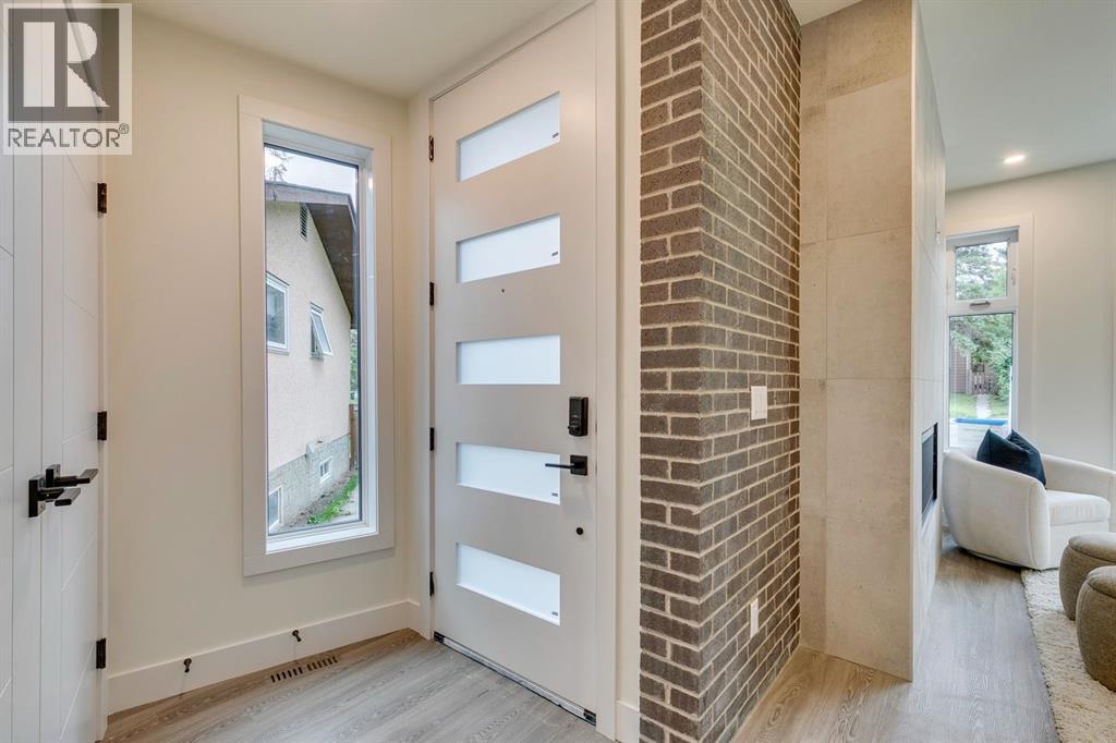 Photo 8 of 7722 47 Avenue Nw, Calgary AB