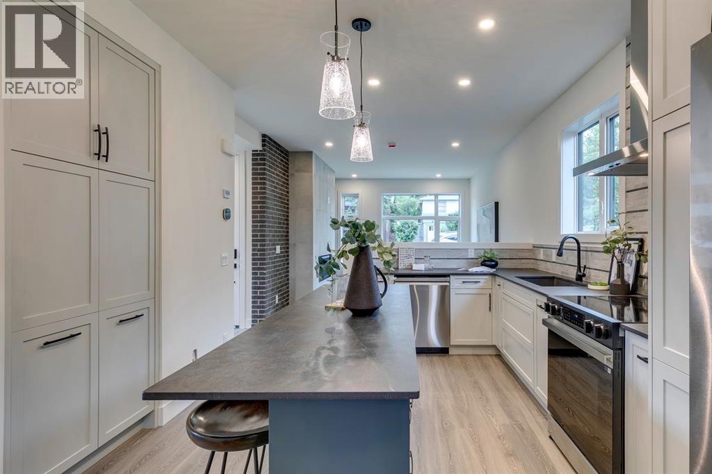 Photo 3 of 7722 47 Avenue Nw, Calgary AB