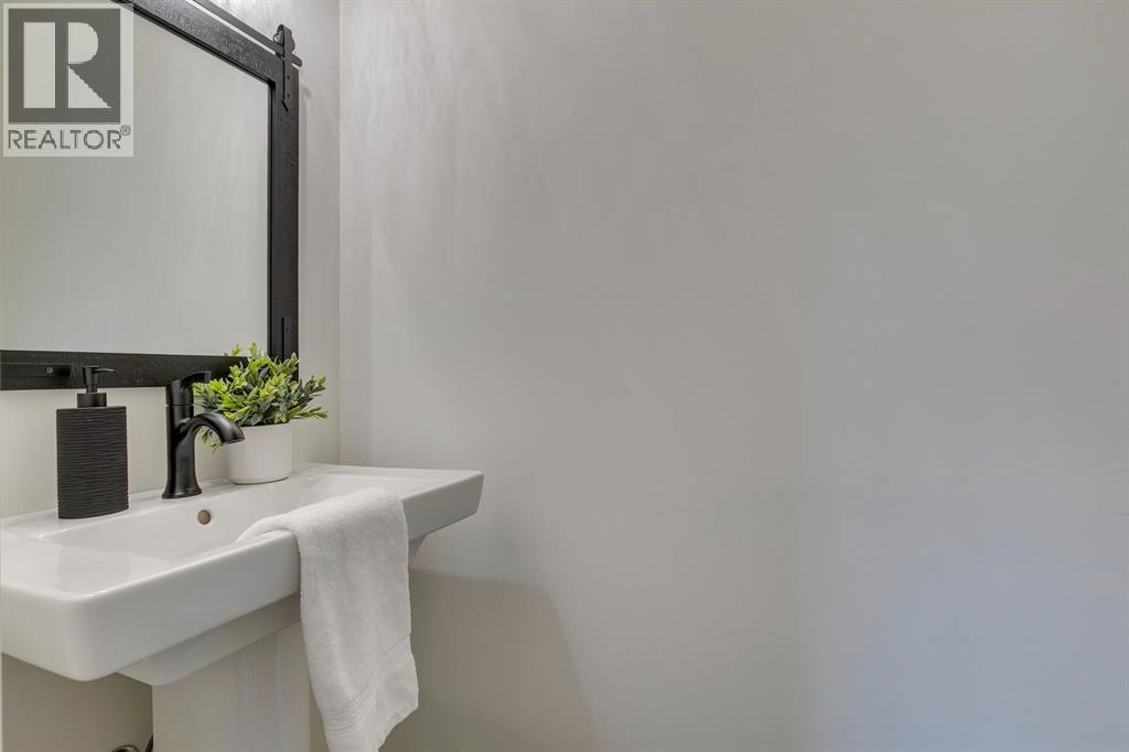 Photo 10 of 7722 47 Avenue Nw, Calgary AB