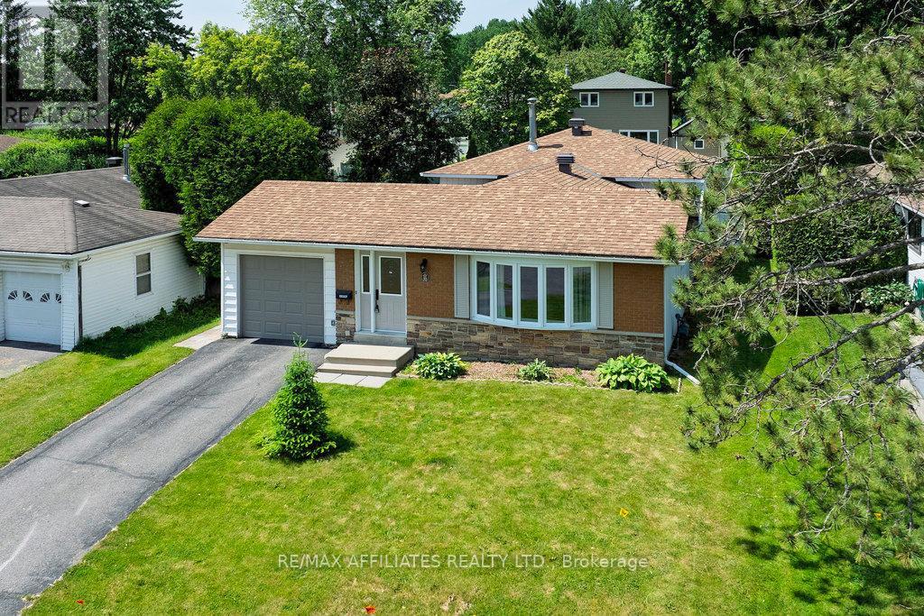 Photo 5 of 22 Red Maple Crescent, Ottawa ON