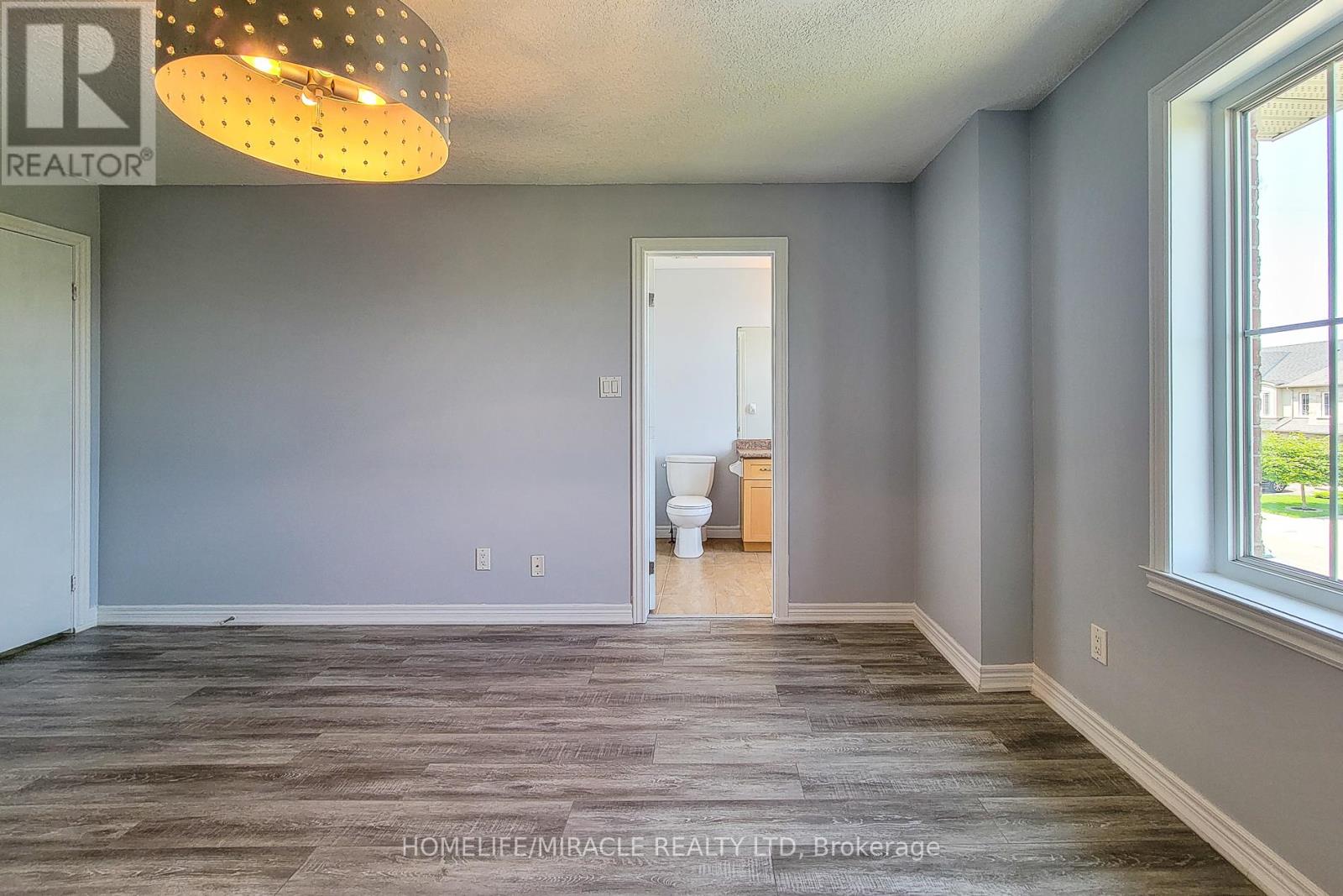 Photo 27 of 77 Highgate Drive, Hamilton ON