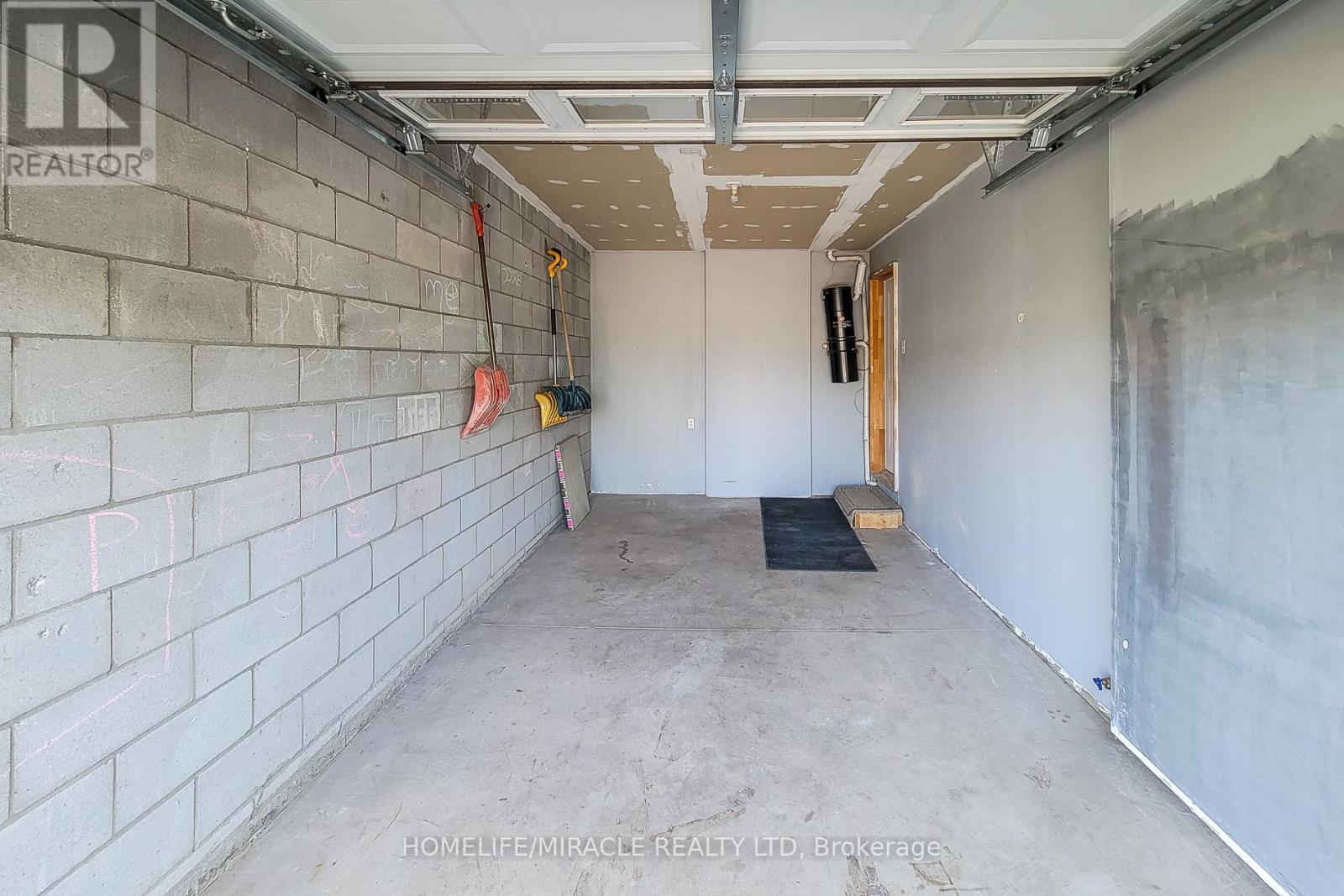 Photo 3 of 77 Highgate Drive, Hamilton ON