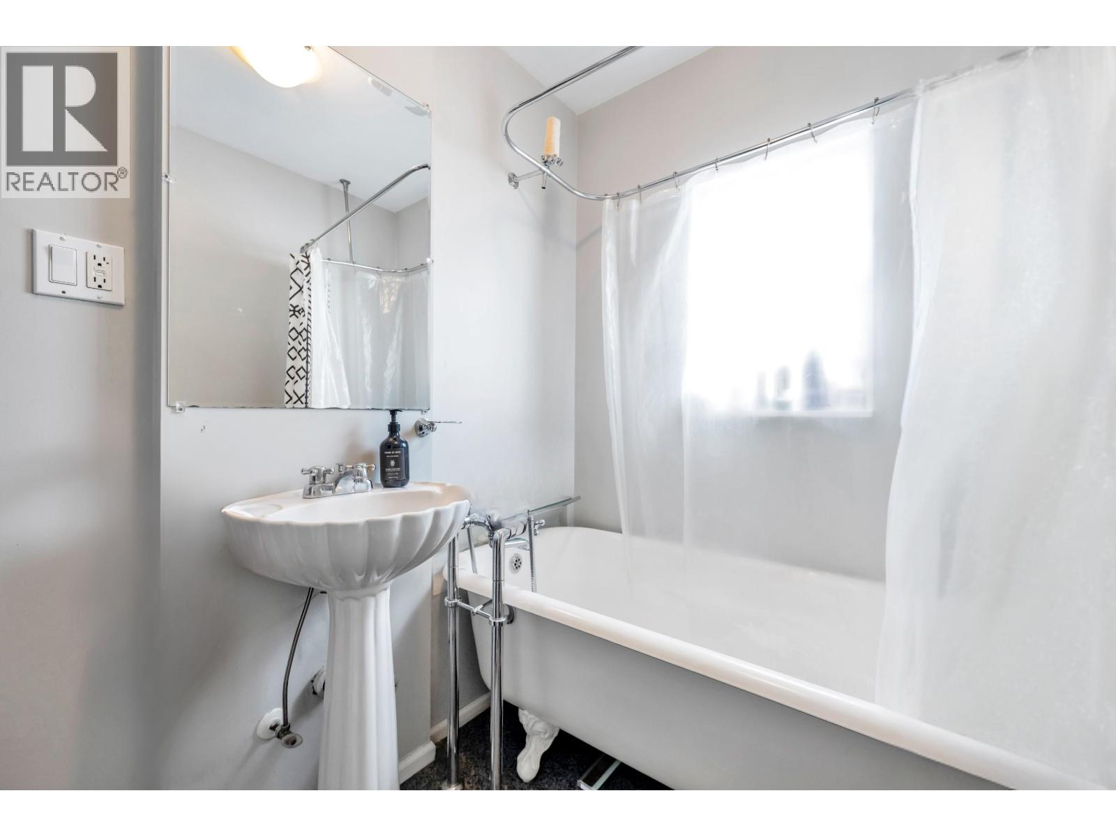 Photo 10 of 4605 Fraser Street, Vancouver BC