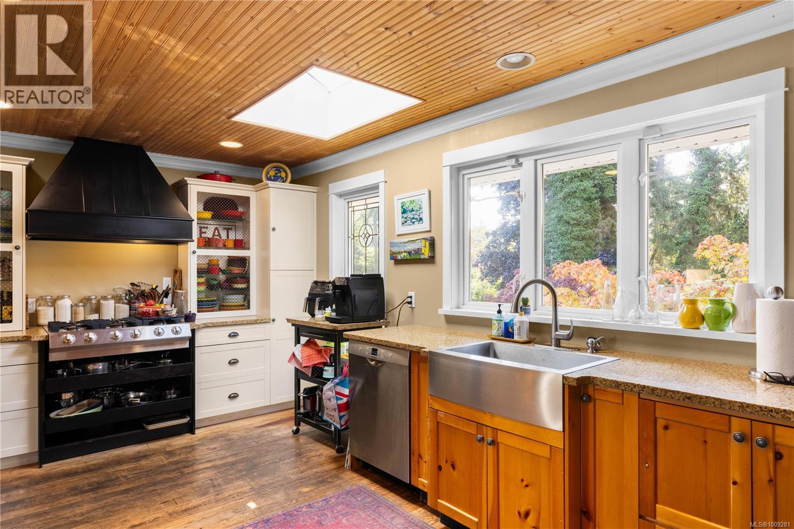  3935 Tudor Avenue, Saanich