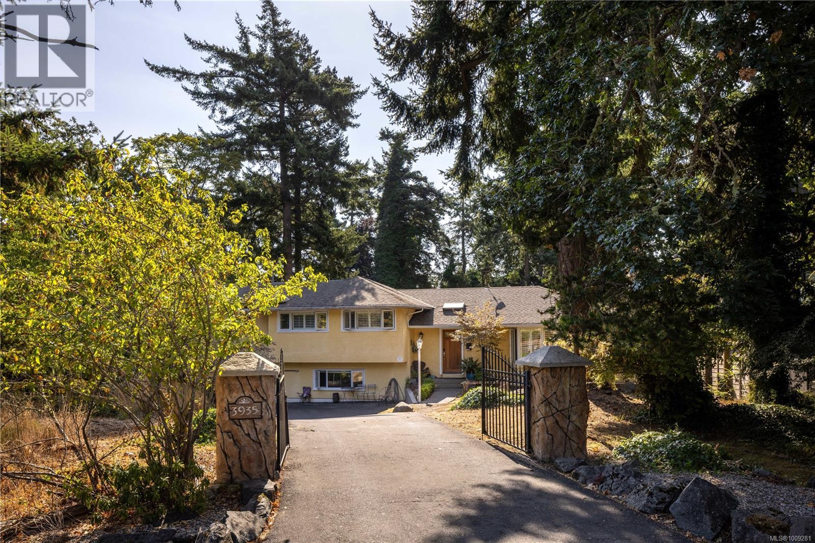  3935 Tudor Avenue, Saanich