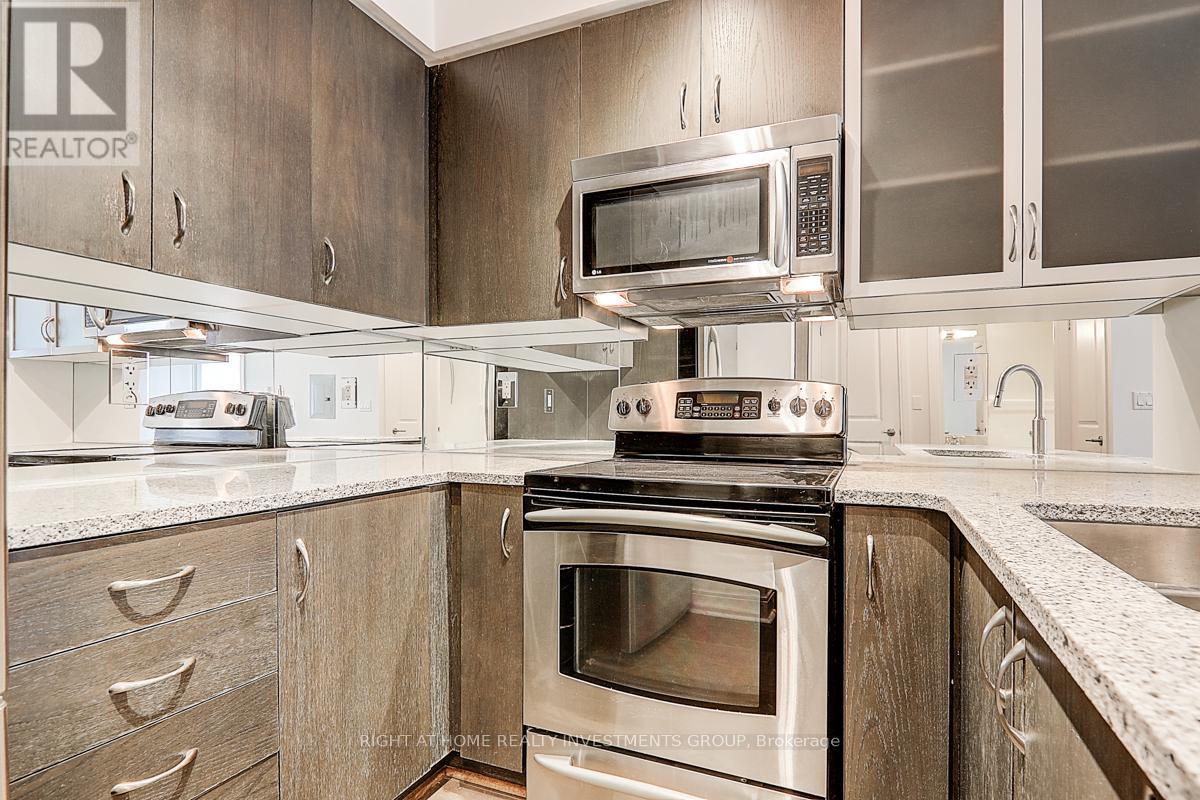 Photo 3 of 704 18 Yorkville Avenue, Toronto ON