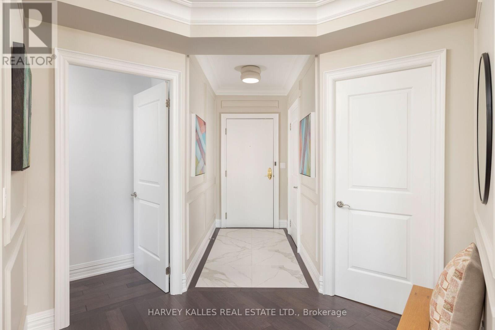 Photo 5 of 212 3085 Bloor Street W, Toronto ON