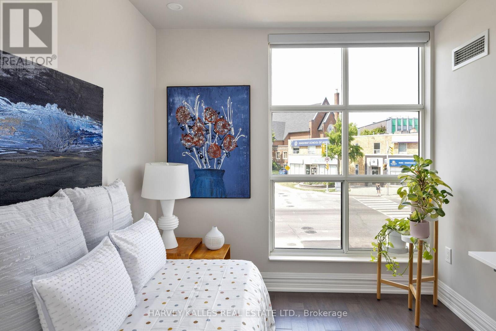 Photo 35 of 212 3085 Bloor Street W, Toronto ON