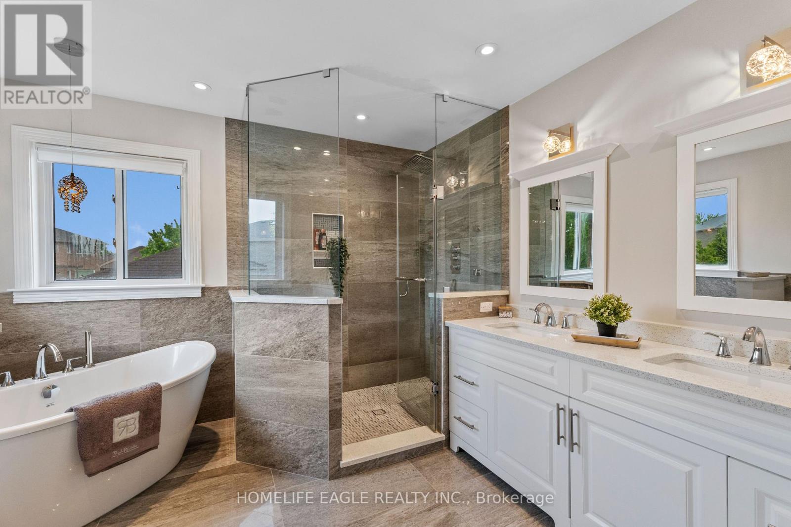 Photo 15 of 14 Rebecca Court, Barrie ON