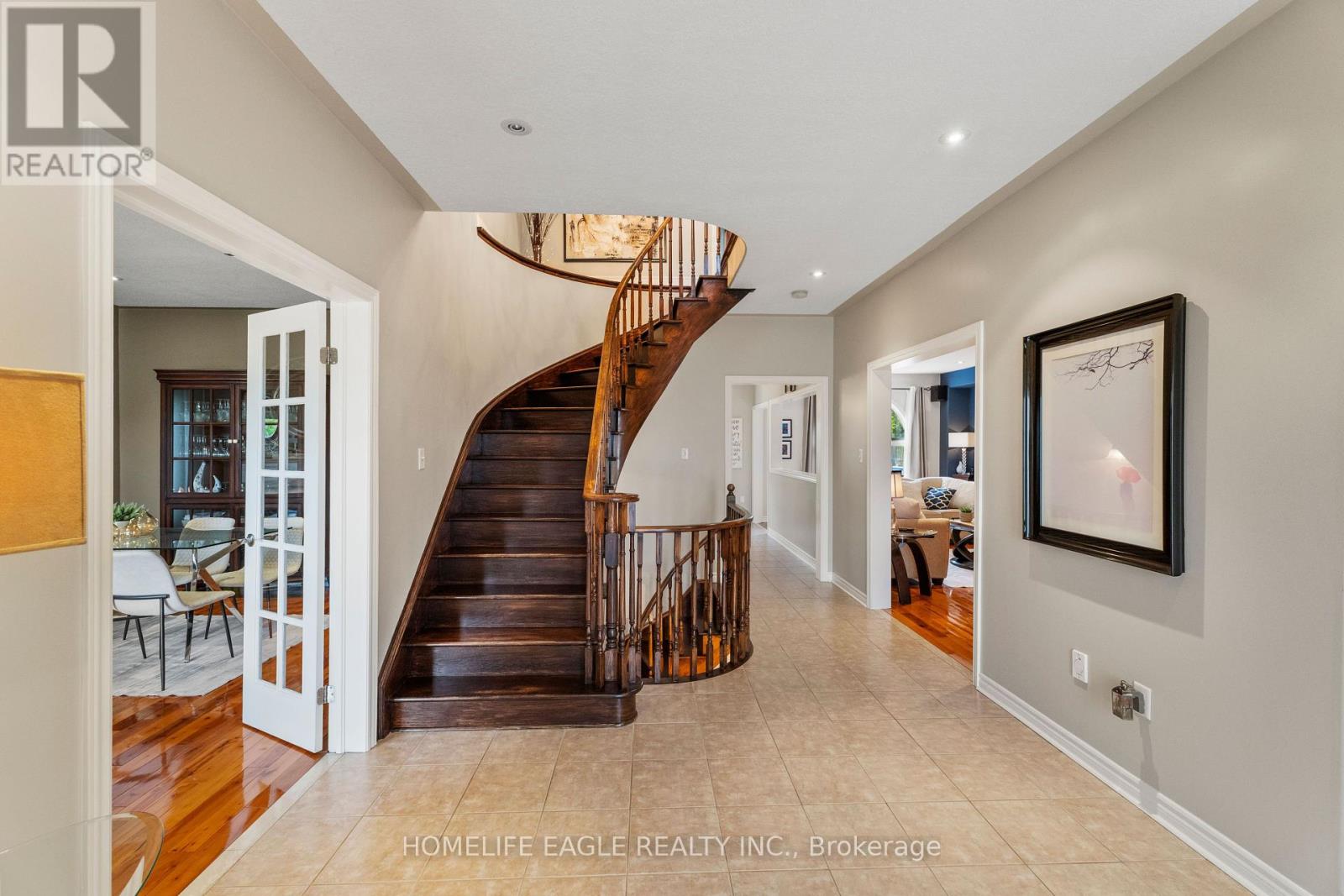 Photo 3 of 14 Rebecca Court, Barrie ON