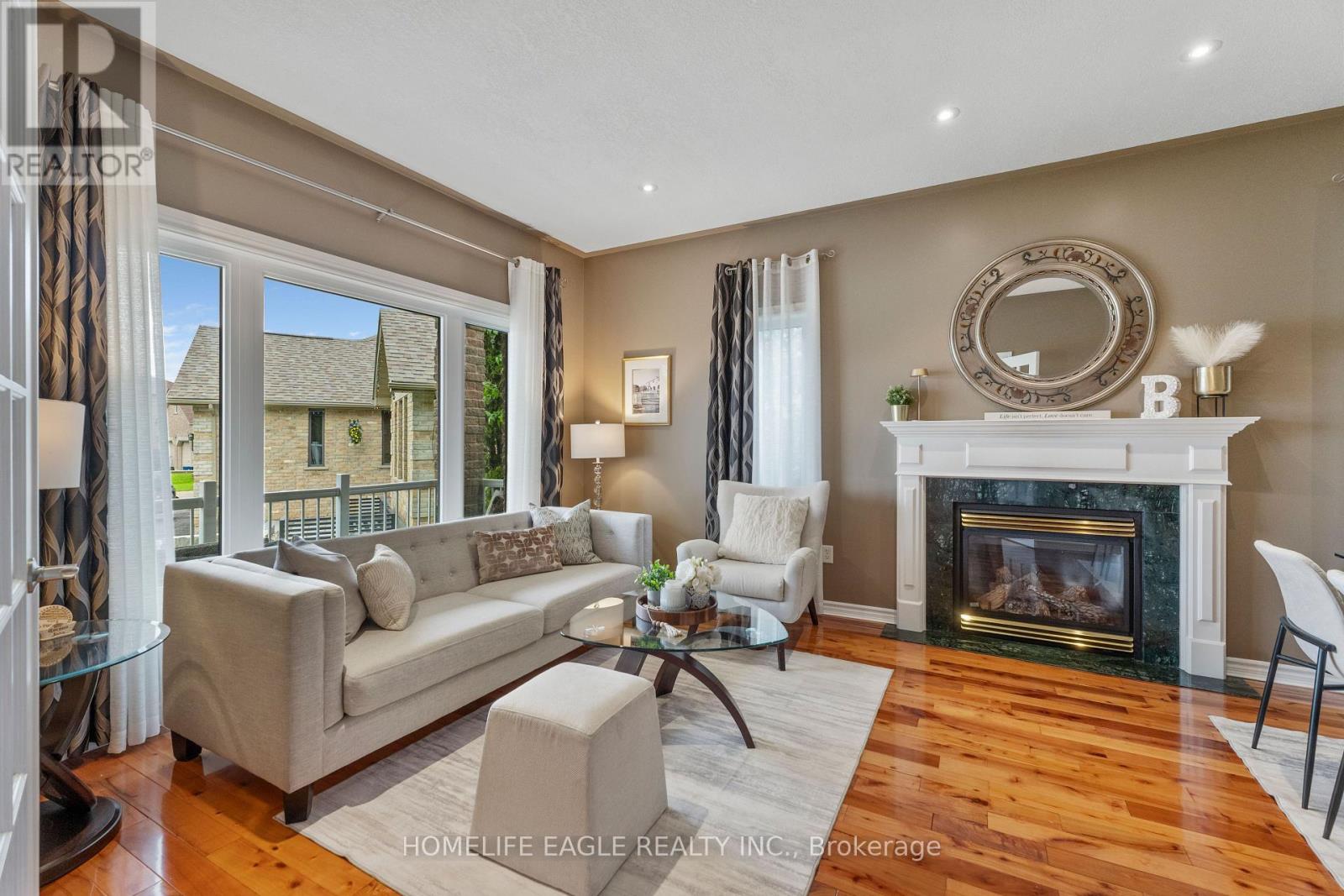 Photo 4 of 14 Rebecca Court, Barrie ON