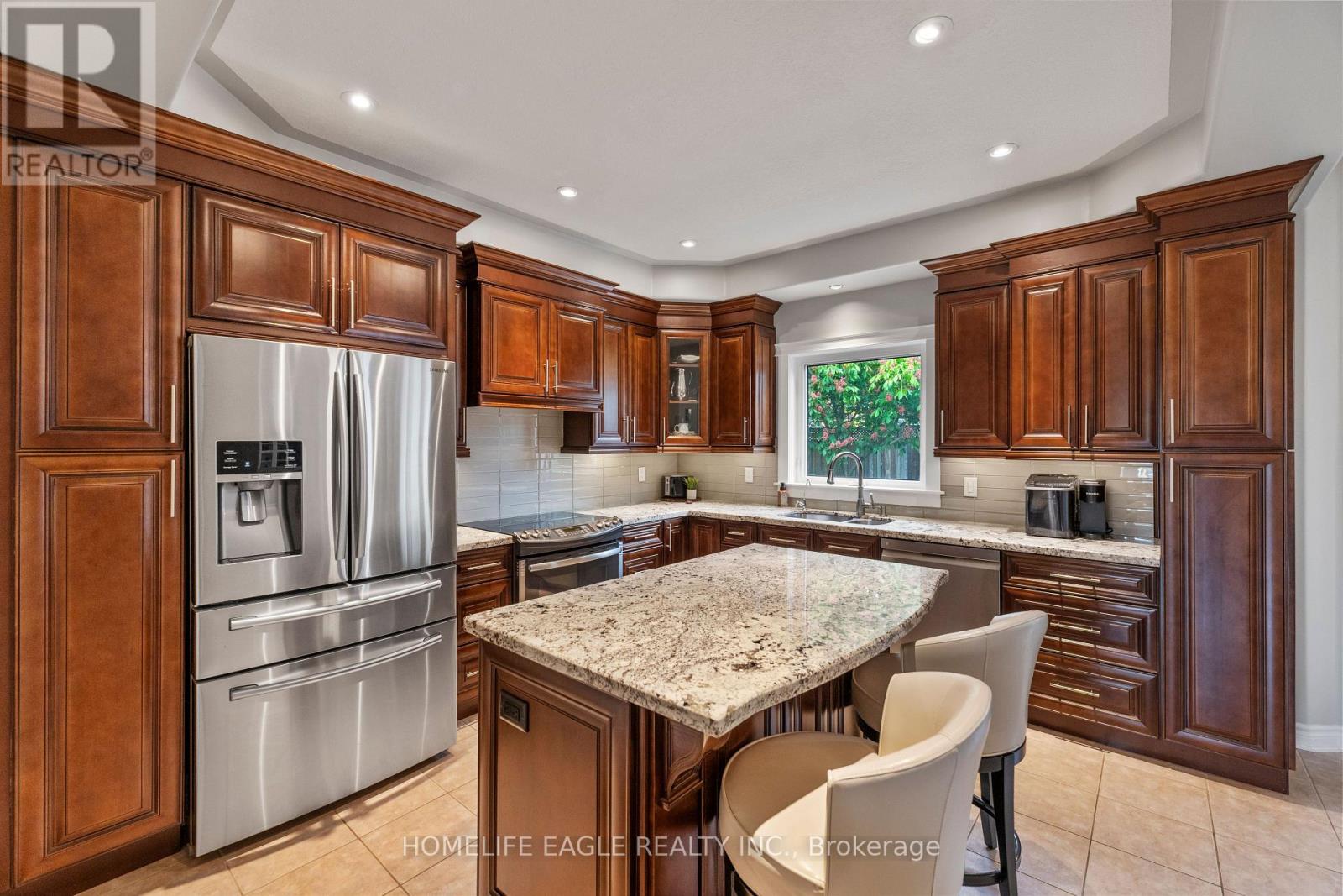 Photo 6 of 14 Rebecca Court, Barrie ON