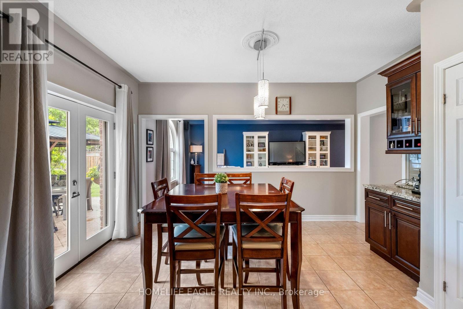 Photo 7 of 14 Rebecca Court, Barrie ON