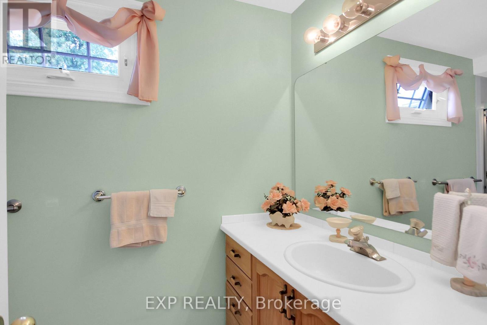 Photo 16 of 2104 Gardenway Drive, Ottawa ON
