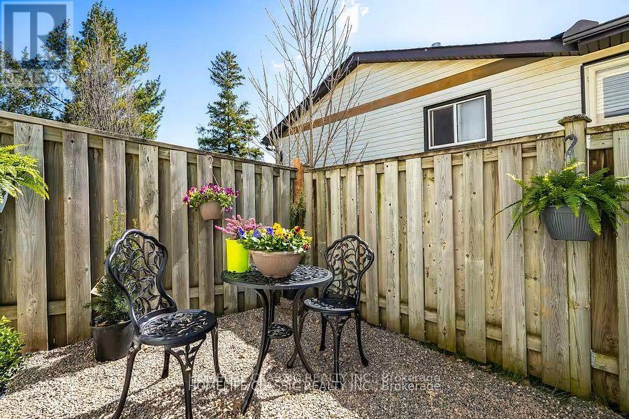 Photo 2 of 583 Elliott Crescent, Milton ON