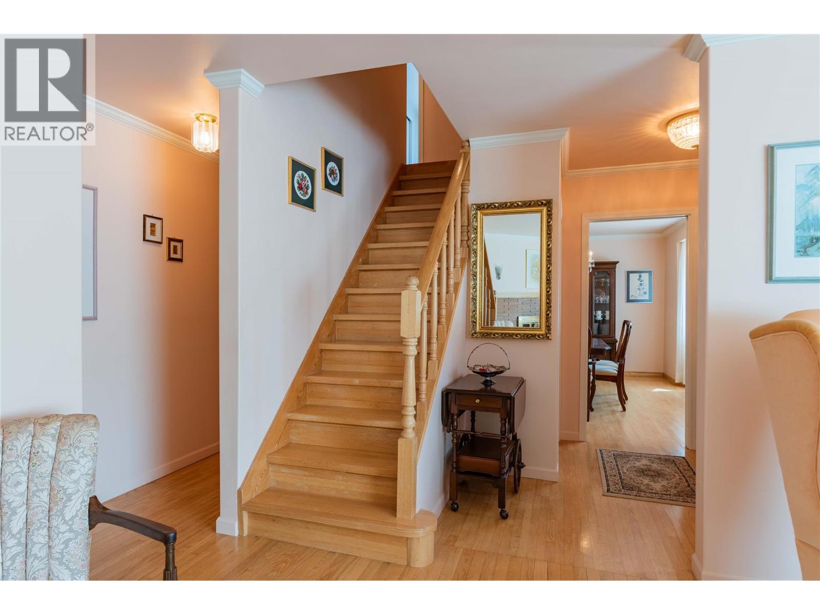 945 Thackeray Street, Warfield