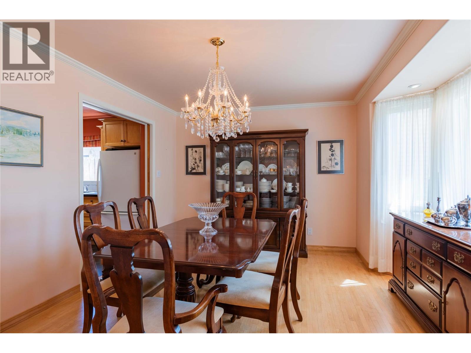945 Thackeray Street, Warfield