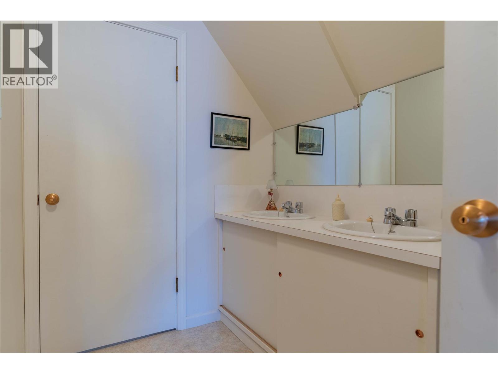 945 Thackeray Street, Warfield