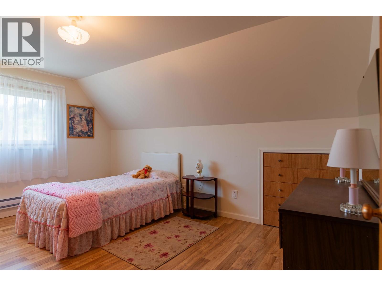 945 Thackeray Street, Warfield