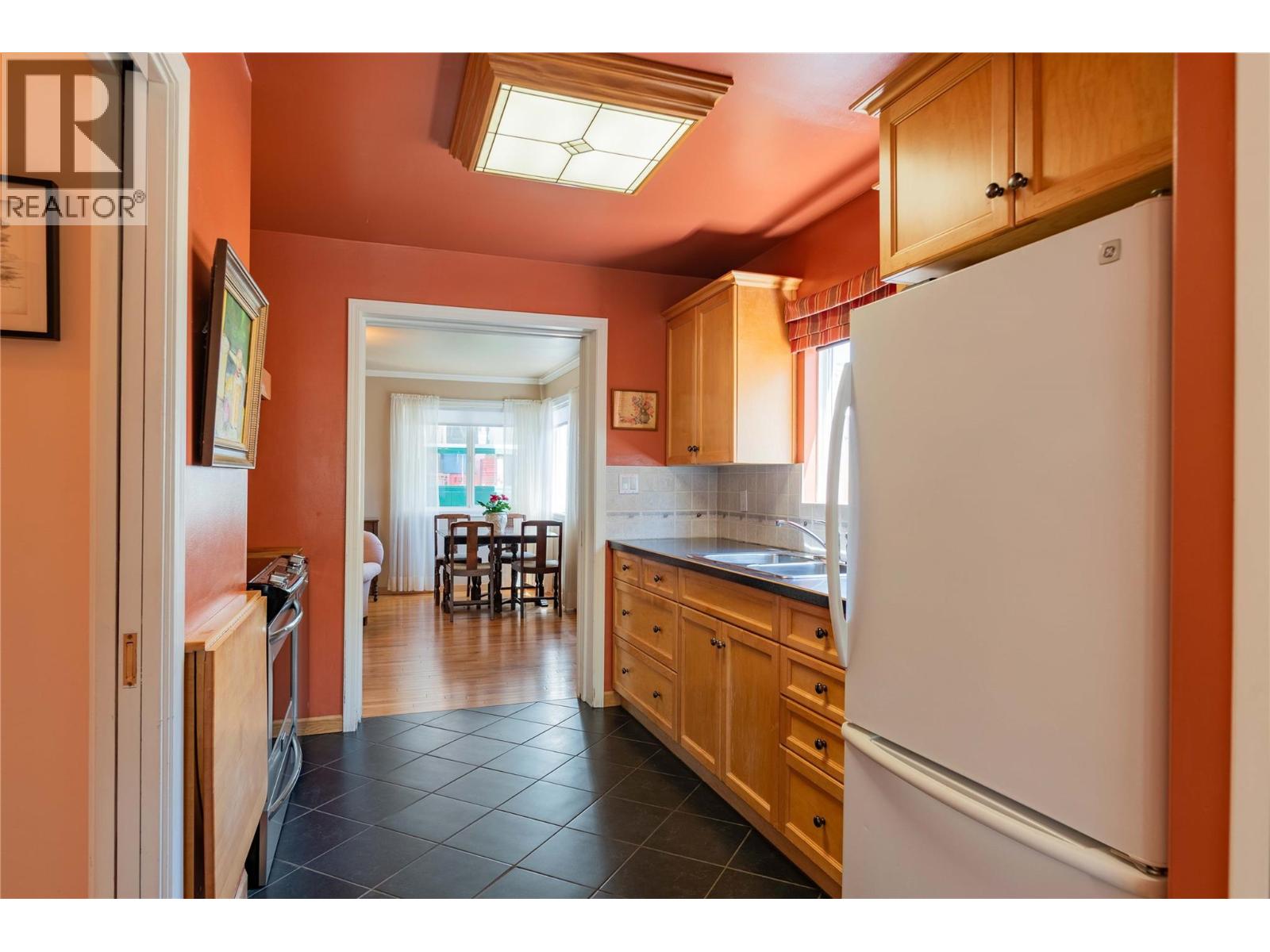 945 Thackeray Street, Warfield